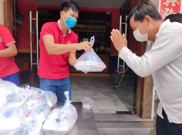 8000多份爱心午餐免费送，这群中国人是柬埔寨疫情阴霾中的一道光！