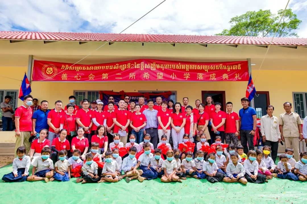 一群中国人在柬埔寨捐建了两所希望小学